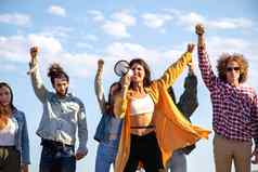 年轻的女人积极分子抗议示范扩音器给演讲