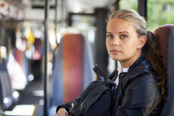 公共运输十几岁的女孩坐着公共<strong>汽车首页</strong>学校