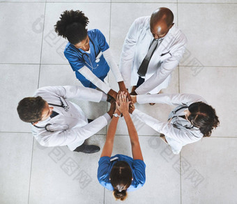 <strong>团队</strong>友情使区别医疗保健高角拍摄多样化的<strong>团队医生</strong>加入手医院