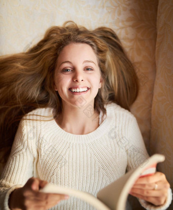 阅读最喜欢的爱好肖像有吸引力的年轻的女人阅读书说谎沙发首页