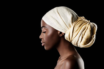 配置文件美工作室拍摄美丽的女人穿头巾黑色的背景