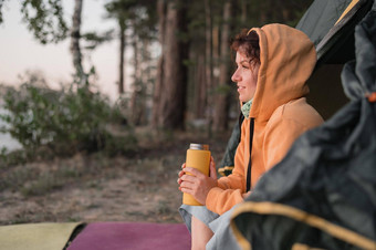 高加索人女人<strong>喝</strong>热茶<strong>热水</strong>瓶休息旅游帐篷