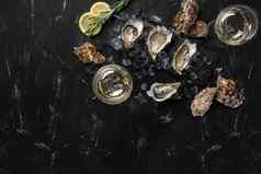 新鲜的打开牡蛎冰柠檬矩形板岩香槟黑色的石头变形背景前视图复制空间特写镜头