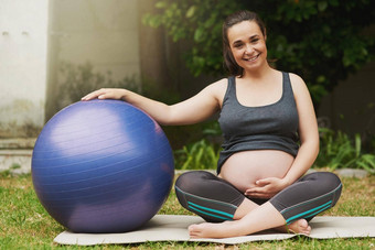 健身母亲朋友完整的长度肖像有吸引力的年轻的怀孕了女人锻炼