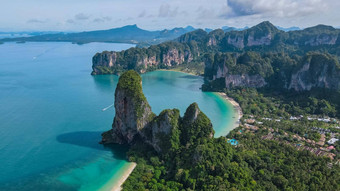 莱利海滩甲米泰国热带海滩莱利甲米无人机空中视图全景视图田园莱利海滩泰国传统的长船