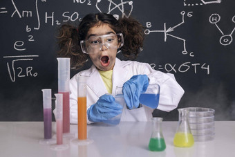 有趣的科学家女孩混合化学烧瓶