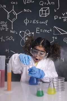 惊讶科学家女孩混合化学烧瓶