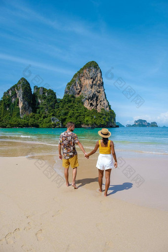 莱利海滩<strong>甲米</strong>泰国热带海滩莱利<strong>甲米</strong>夫妇但女人海滩全景视图田园莱利海滩泰国传统的长船