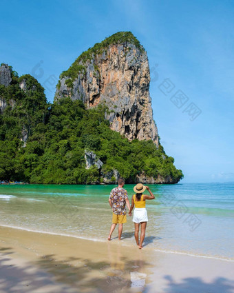 莱利海滩甲米泰国热带海滩莱利甲米夫妇但女人海滩全景视图田园莱利海滩泰国传统的长船