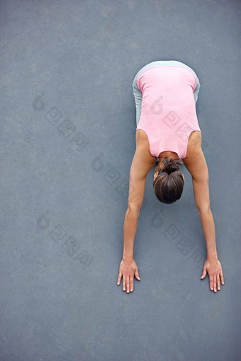 伸展运动压力高角视图有吸引力的成熟的女人瑜伽在户外