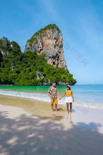 莱利海滩<strong>甲米</strong>泰国热带海滩莱利<strong>甲米</strong>夫妇但女人海滩全景视图田园莱利海滩泰国传统的长船