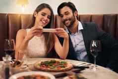 还记得披萨拍摄快乐年轻的夫妇采取图片餐手机浪漫的晚餐日期餐厅