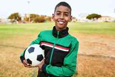 好目标肖像年轻的男孩玩足球体育场