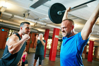 更强的借口拍摄健身教练激励客户端锻炼会话