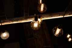 温暖的发光的玻璃光灯泡挂天花板现代餐厅