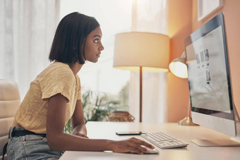 首页业务行业蓬勃发展的拍摄年轻的女人电脑工作首页