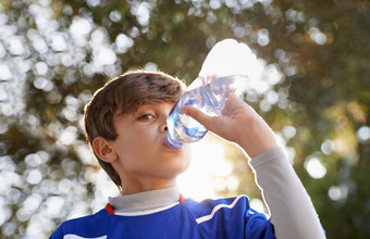 男孩男孩拍摄年轻的男孩体育服装喝水瓶