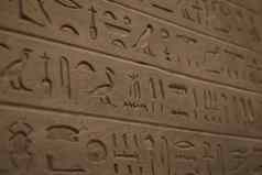 特写镜头古老的埃及象形文字雕刻石头墙
