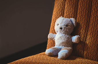 传统的蓝色的软玩具泰迪熊<strong>坐椅子</strong>