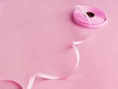 柔和的粉红色的背景粉红色的丝带概念设计横幅礼物卡