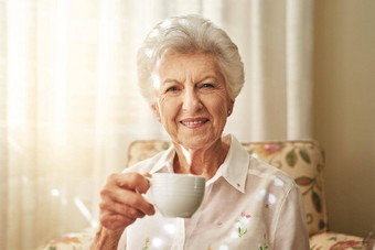 传统成长下午一杯茶茶肖像快乐上了年纪的女人享受杯茶首页