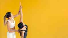 瑜伽类教练帮助初学者使体式练习快乐瑜伽类教练锻炼控制网络横幅
