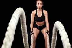 战斗绳子会话有吸引力的年轻的适合健美的女运动员工作功能培训健身房锻炼战斗绳子健身锻炼动机