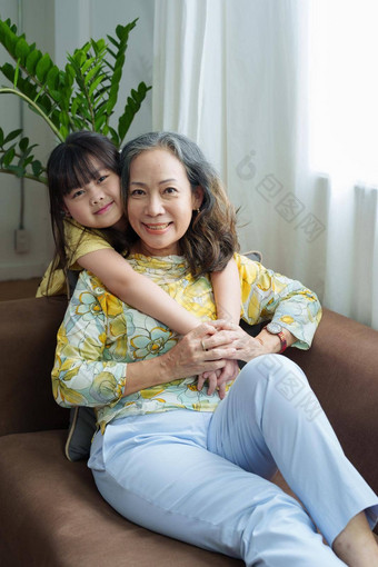 亚洲肖像奶奶（外）孙女休闲活动拥抱显示爱护理