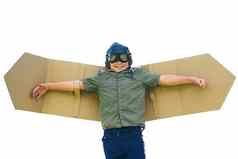 飙升的高想象力拍摄好玩的男孩假装飞机一对纸板翅膀