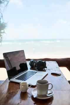 写博客海滩拍摄移动PC杯咖啡表格视图海滩背景