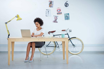 拍摄有吸引力的年轻的女人坐着工作站办公室商业设计显示图像代表模拟真正的产品改变了改变团队修版设计专家免费的版权<strong>侵权</strong>行为