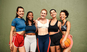 定义团队精神裁剪拍摄多样化的集团女运动员站篮球游戏一天