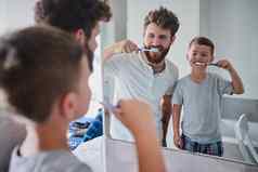 开始好口服习惯早期拍摄父亲儿子刷牙牙齿浴室首页