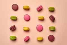 彩色的macaron蛋白杏仁饼干甜蜜的meringue-based糖果粉红色的背景特写镜头复制空间