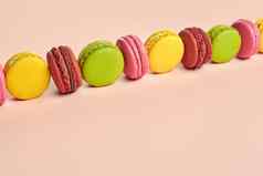 彩色的macaron蛋白杏仁饼干甜蜜的meringue-based糖果粉红色的背景特写镜头复制空间