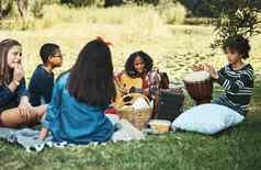 首歌玩拍摄集团青少年玩音乐的仪器自然夏天营