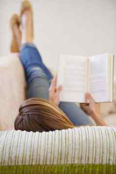 放松好书拍摄女人阅读书说谎沙发首页