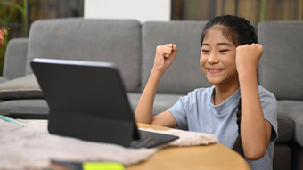 13岁以下<strong>的</strong>亚洲女孩<strong>学习</strong>在线虚拟类移动PC电脑坐着<strong>生活</strong>房间电子<strong>学习</strong>教育概念