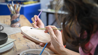 退休女人绘画工艺品陶器车间退休休闲活动工艺品爱好概念