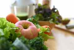 关闭视图新鲜的蔬菜水果木表格使素食者食物