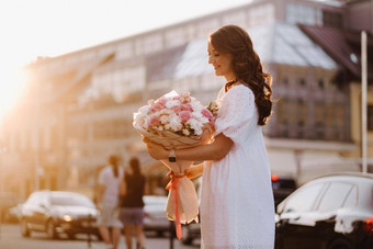 快乐女人白色衣服日落花束<strong>花城</strong>市