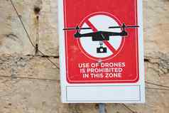 红色的标志读取drones禁止区砖墙