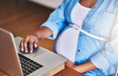 研究在线提示日益增长的怀孕裁剪拍摄怀孕了女人移动PC工作首页