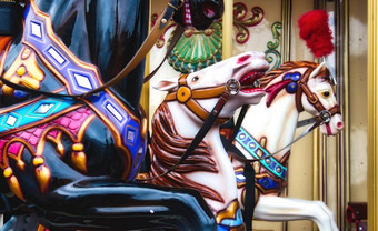 特写镜头色彩斑斓的马传统的古董旋转木马<strong>骑游</strong>乐场