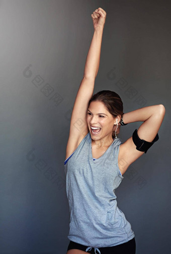 努力进步完美拍摄运动年轻的女人庆祝胜利灰色的背景
