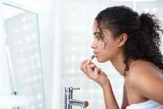 口红拍摄美丽的女人应用口红浴室镜子