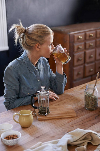 酝酿Herbal茶年轻的女人喝Herbal茶