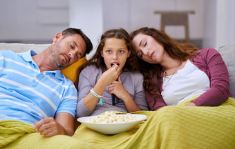 电影晚上跑长<strong>父母</strong>裁剪拍摄年轻的女孩看电影<strong>父母</strong>睡眠一边