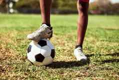 快速脚游戏特写镜头拍摄年轻的男孩玩足球体育场