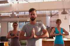 发现和平集团人瑜伽
